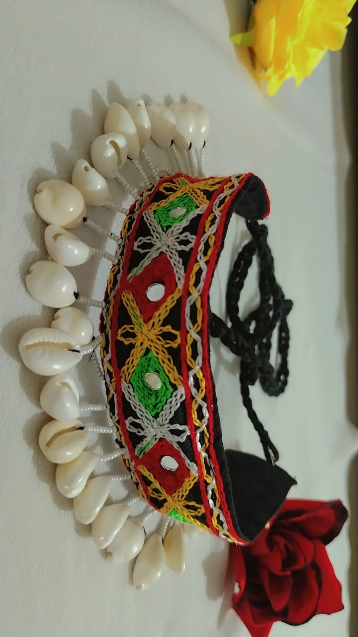 cowrie choker