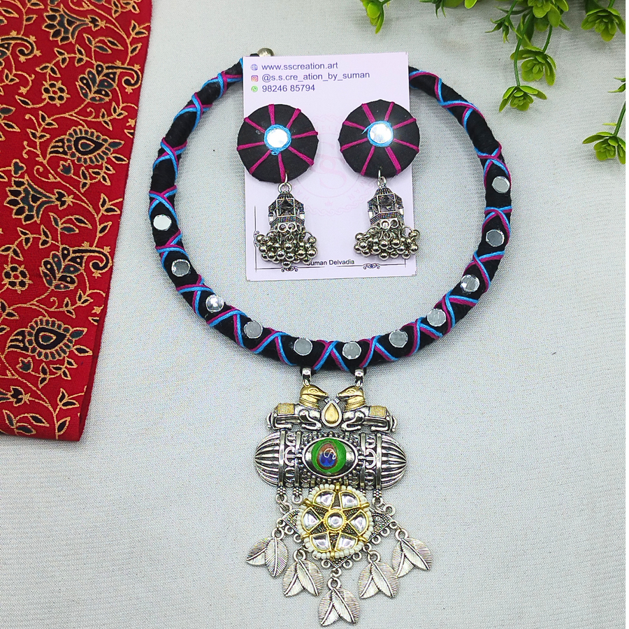 Peacock Charm hasli