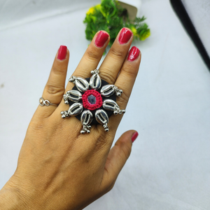 Silver shell finger ring
